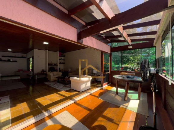 Imagem Casa Linear com 5 suítes dentro de condomínio clube - Apenas 3 minutos da Feirinha do Alto