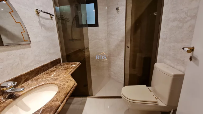 Imagem Vende lindo apartamento de 120m², com 3 dormitórios, sendo 1 suíte e 2 vagas. Totalmente reformado.