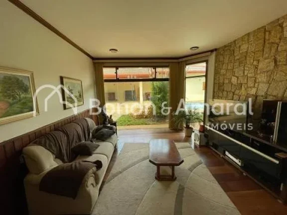 Imagem Linda casa à venda em condomínio fechado. Casa assobradada com hall de entrada, três salas grande...
