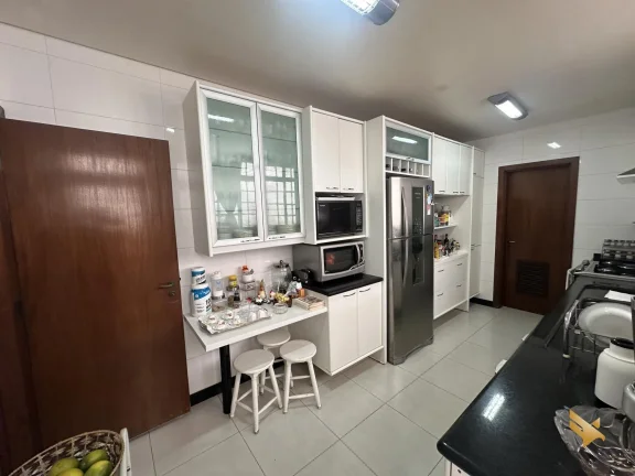 Imagem Casa 361m² em Terreno de 829m² – Campo Grande – 3 Suítes, 6 Banheiros, Energia S