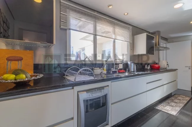 Imagem Venha morar no incrível Jardim Paulista! Oferecemos um apartamento dos sonhos, com 198m² de puro conforto e elegância. Com 3 suítes e 4 vagas, esse im