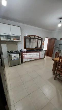 Imagem Alugo casa no Jardim Germania. Sobrado com 200m² de àrea util, 3 Dormitirios com planejados, sendo 2 Suítes, 2 salas, 6 banheiros, 2 vagas de garagem coberta, area de serviço com pia e churrasqueira, com àrea de serviço, Agende uma visita.