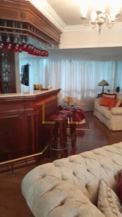 Imagem Apartamento de 300 m² (originalmente 273 m² na escritura), sendo um apartamento por andar. Possui ...