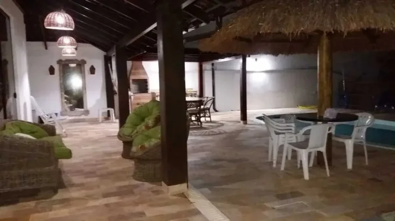Imagem Casa de alto padrão mobiliada com 3 dormitórios sendo 1 suíte e 5 vagas de garagem em Penha