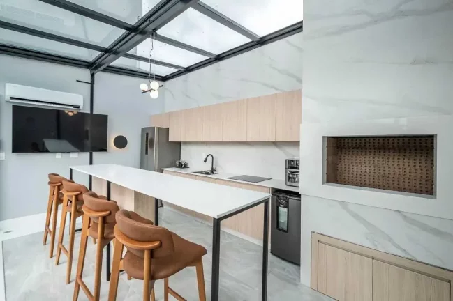Imagem Apartamento com bela vista, 2 dormitórios sendo 1 suíte e 2 vagas de garagem em Itajaí/SC