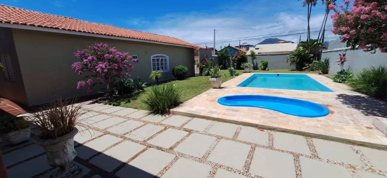 Imagem CASA LADO LINHA COM PISCINA EM DOIS LOTES
