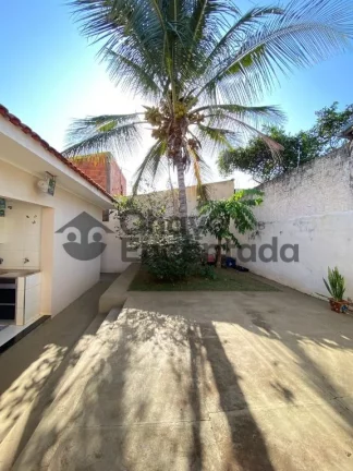 Imagem Casa com entrada paisagistica e area de lazer completa.