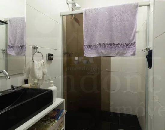 Imagem Apartamento com piso de tábuas largas, reformado e bem iluminado, janelas grandes, dormitórios com...