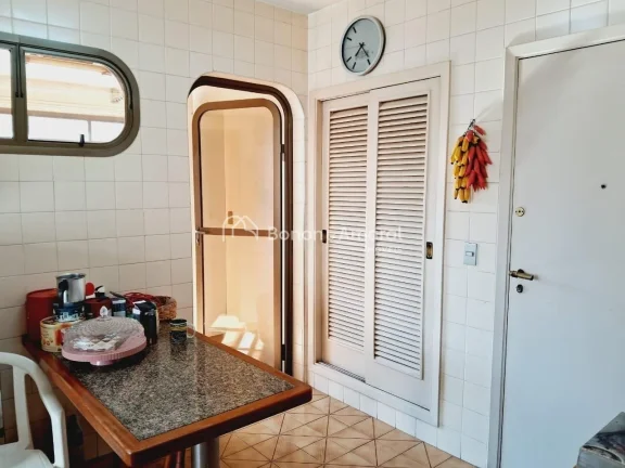 Imagem Este amplo apartamento de 211m², com planta inteligente e ocupando um andar inteiro, está situado ...