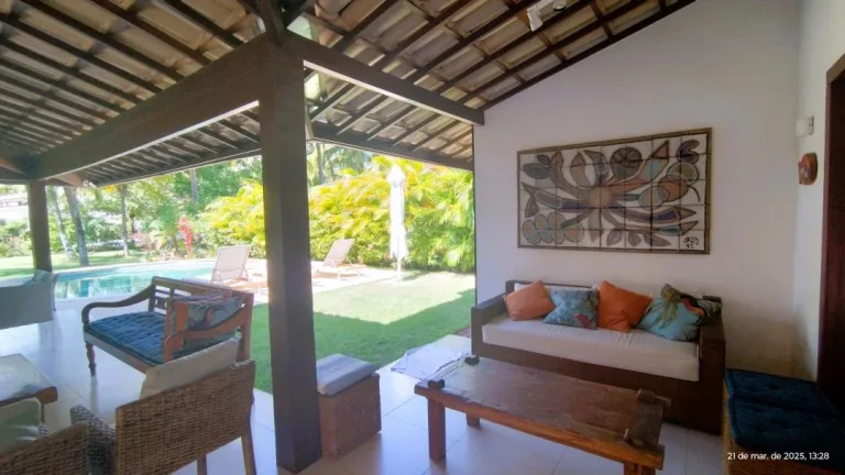 Imagem Casa Mobiliada em Condomínio com Piscina em Praia do Forte - Venda