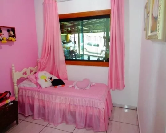 Imagem LINDA CASA EM ÓTIMA LOCALIZAÇÃO, COM SALA, COZINHA, ÁREA DE SERVIÇO, BANHEIRO, 03 QUARTOS, ÁRE...