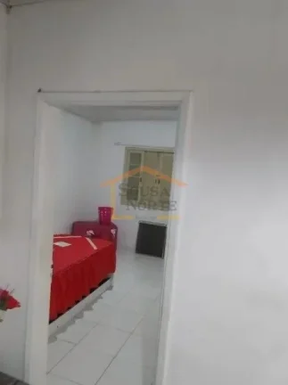 Imagem Imóvel com 2 casas antigas:
a primeira com 3 dormitórios, sala, cozinha ampla, 2 banheiros e vaga ...
