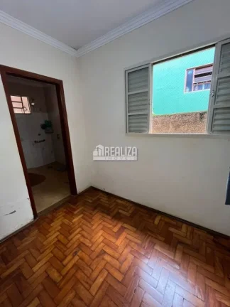 Imagem Vende-se casa no bairro Vila Marilene, com 3 quartos (2 suíte), ar-condicionado, localizada na avenida principal – Igarapava/SP