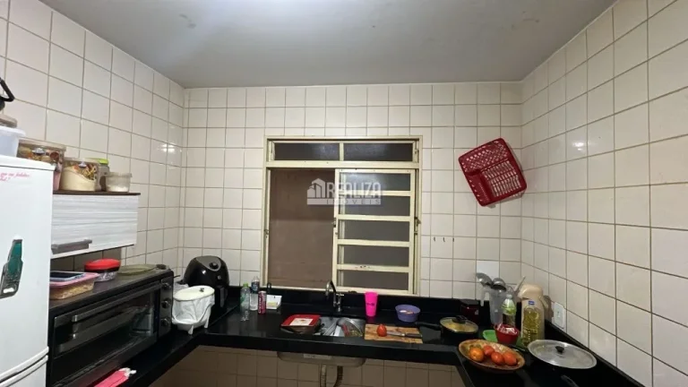 Imagem Casa à venda no bairro Beija-Flor II, em Uberaba: 2 dormitórios, 4 garagens!