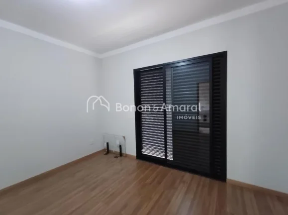 Imagem Linda casa à venda no Condomínio Portal do Jequitibá em Valinhos. 

Este sobrado conta com 3 suí...