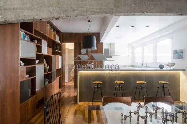 Imagem Lindo apartamento reformado com 1 suíte e 2 vagas, 140m².3