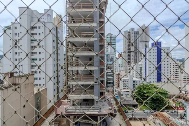 Imagem Apartamento mobiliado de 3 suítes sendo 2 demi e 2 vagas de garagem no Centro de Balneário Camboriú