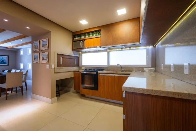 Imagem Casa finamente mobiliada em condomínio com 2 suítes e 3 dormitórios em Canela