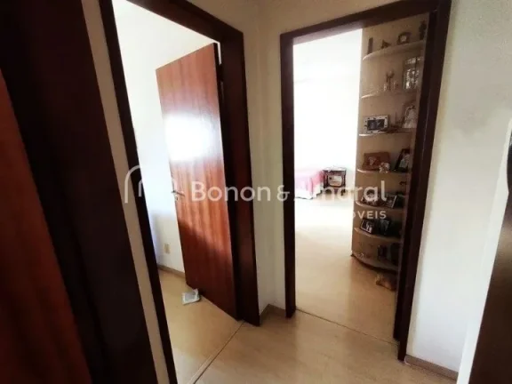 Imagem Apartamento com 3 dormitórios, todos com armários embutidos, incluindo 1 suíte. O imóvel possui ...