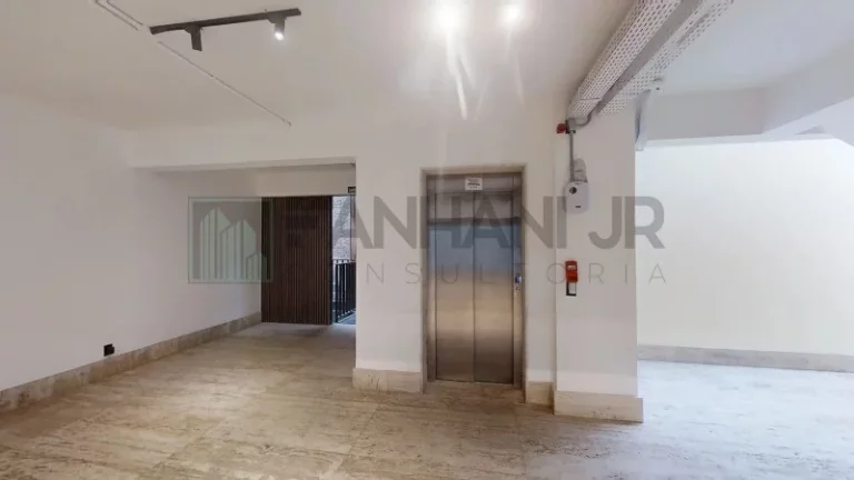 Imagem Casa Comercial para Locação em São Paulo-SP, Jardim Europa: 8 Salas, 8 Banheiros, 15 Vagas, 900m² de Área!