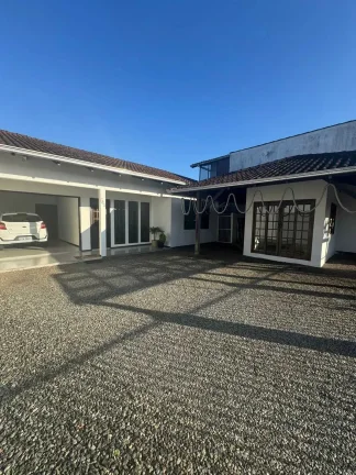 Imagem Casa com 3 dormitórios sendo 1 suíte e 1 vaga de garagem no bairro Guanabara em Joinville SC