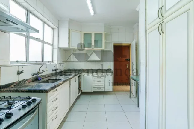 Imagem Apartamento no Jardim Paulista com 175m², 3 quartos (1 suíte) e 1 vaga.