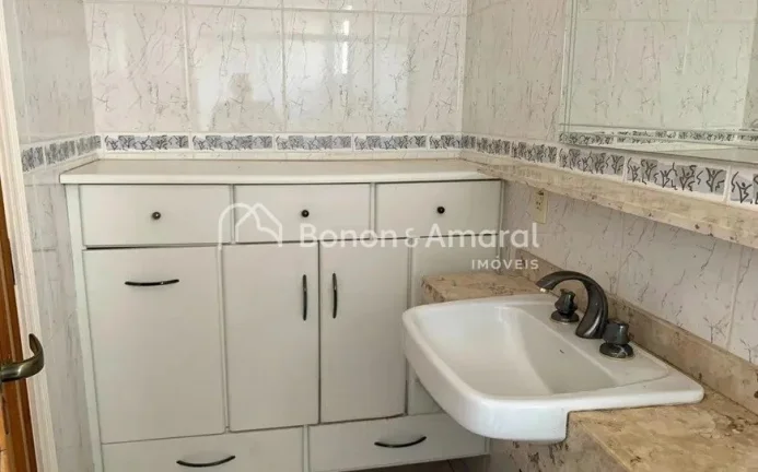 Imagem Linda e espaçosa casa no Alphaville Campinas, com área construída de 330 m². A residência possu...