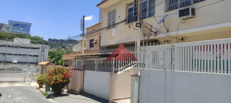 Imagem Apartamento tipo sobrado com generosos 110m² em rua fechada.