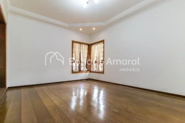 Imagem Ampla e confortável, esta excelente residência conta com 330m² de área construída, oferecendo e...