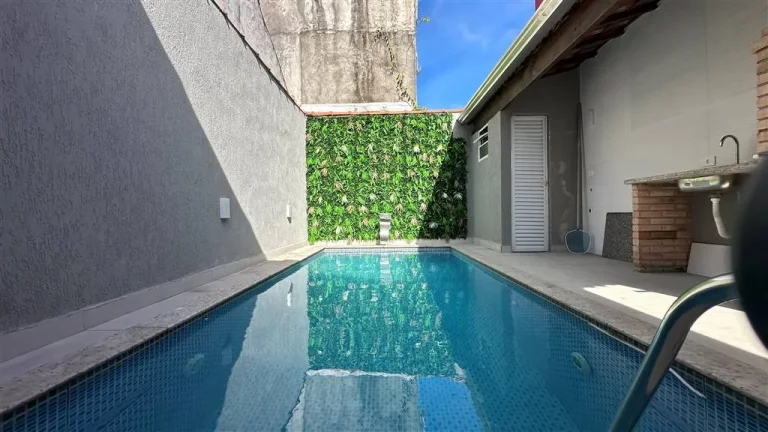Imagem Espaçosa Casa Geminada à Venda no Mirim, Praia Grande - 2 Quartos