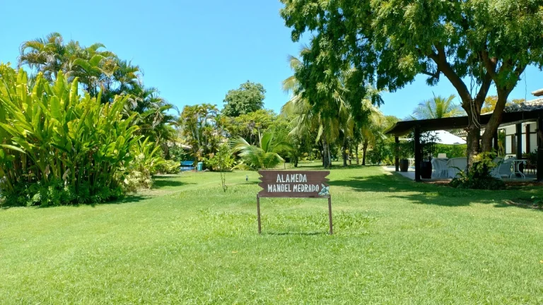 Imagem Casa Mobiliada em Condomínio com Piscina em Praia do Forte - Venda