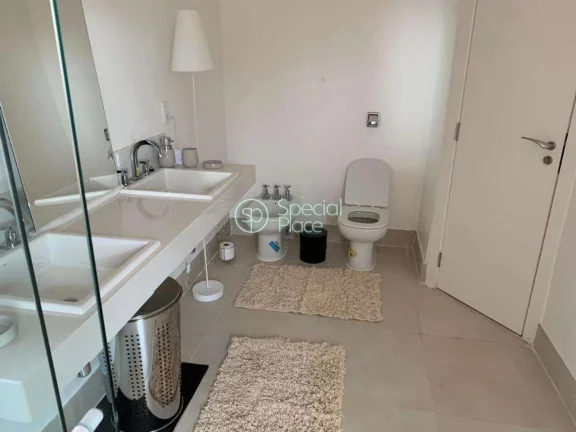 Imagem Oportunidade. Apartamento super espaçoso, com 220m2 de área útil, 4 dormitórios ( 3 suítes ) e ...