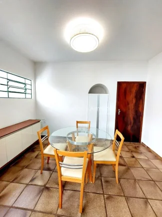 Imagem Térrea, bem localizada!
Ótimo estado, armários, muito agradável com potencial para ampliação c...