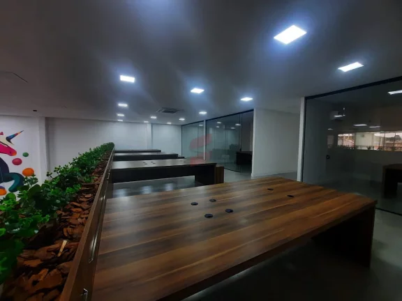 Imagem Excelente Barracão medindo 786m² sendo 490m² térreo e 288,65m² no 2° pavimento.Térreo contém 6 salas, 1 cozinha, 1 refeitório, 3 bwc.2° pavimento contém 6 salas, 1 cozinha, 3 bwc.Barracão todo mobiliado com 7 metros de pé direito. 
