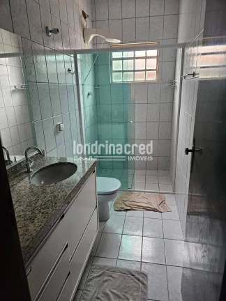 Imagem Casa à venda na Zona Leste de Londrina com 3 quartos, 2 banheiros, cozinha com armários, churrasqueira, quarto e banheiro nos fundos, em terreno de 250m²