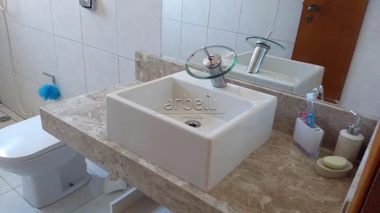 Imagem Sobrado com 200 metros quadrados aproximadamente, com três dormitórios, dois banheiros com aqueced...