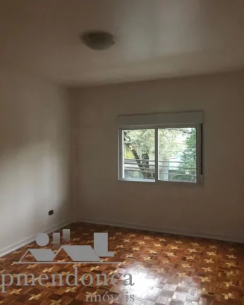 Imagem Apartamento amplo, com piso todo em taco, com 2 quartos com armários embutidos e 1 banheiro no tota...