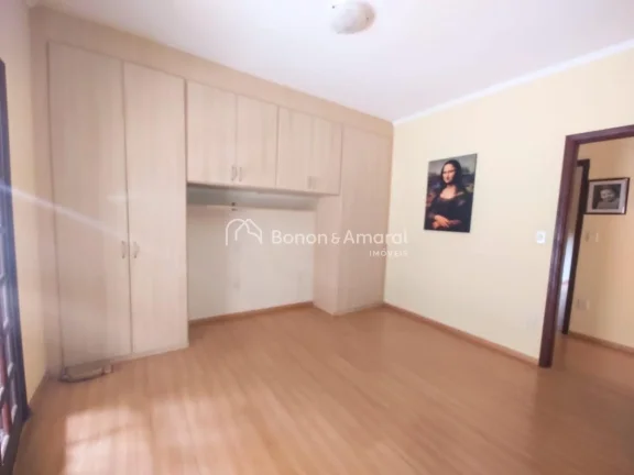 Imagem Localizada no coração do condomínio, em uma rua tranquila, esta casa térrea oferece conforto e p...