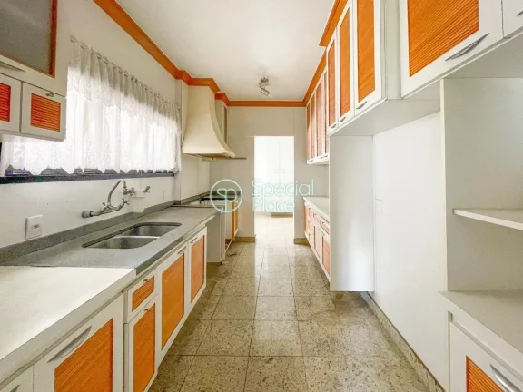 Imagem Apartamento enorme. São 215m2 de área útil, 3 dormitórios ( 3 suítes ) e 4 vagas na garagem. Li...