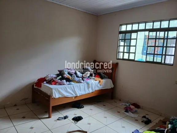 Imagem Ótima Casa na Zona Norte de Londrina: 4 Dormitórios, 2 Banheiros, 2 Vagas de Garagem e 250m² de Terreno. Conforto e Espaço para Sua Família, Agende Sua Visita!