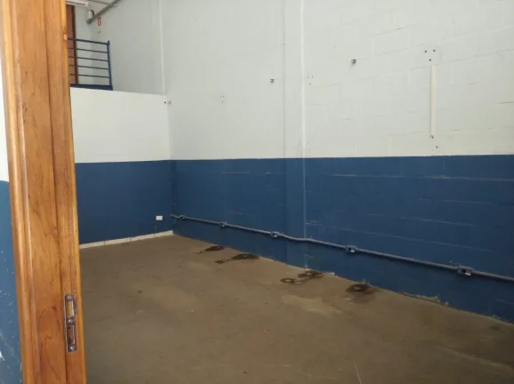 Imagem Barracão Ótima Localização com 600m², com duas salas , copa com gabinete, mezanino com mais 02 ...
