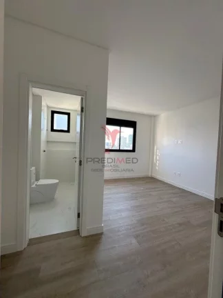 Imagem Apartamento de alto padrão com 3 suites e duas vagas de garagem, sacada,na meia praia