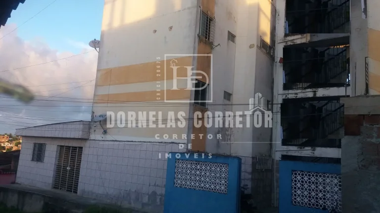 Imagem Apartamento em Jaboatão, 3 qts, 1wc, sala 2 amb., cz, quintal, 1vg de garagem coberta.
