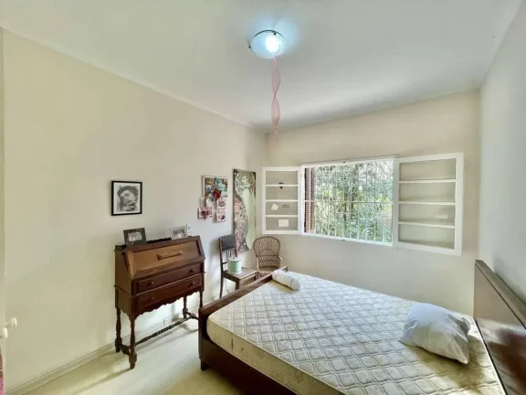 Imagem Condomínio de alto padrão, arborizado e com alamedas largas.