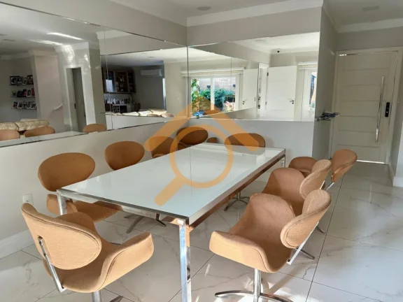 Imagem Casa de Luxo no Condomínio Vila das Magnólias: 4 quartos, 3 suítes, 2 salas, 2 vagas na Jardim Prudência, SP. Aproveite!