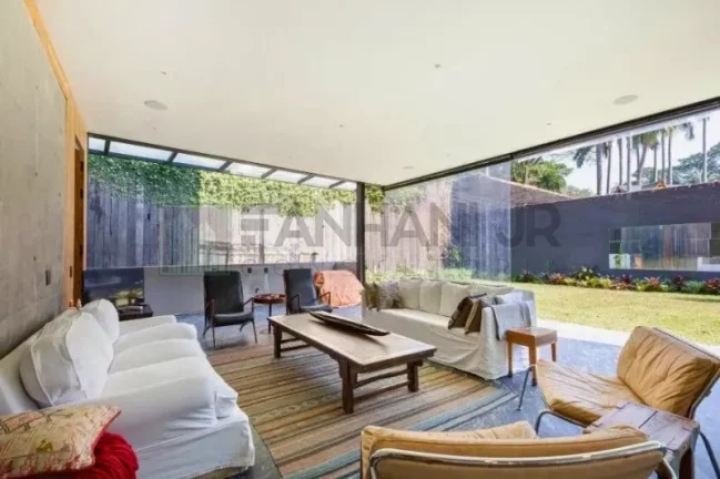 Imagem Oportunidade única: Casa de Alto Padrão no Jardim Europa, São Paulo-SP, com 4 quartos, 4 suítes e 8 vagas de garagem!