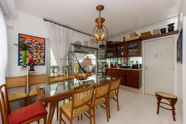 Imagem Charmosa cobertura triplex em Higienópolis, com varanda ampla e agradável.