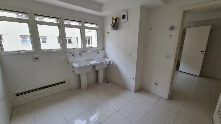Imagem Vende apartamento cobertura no contrapiso de 510m², com 4 suítes, 5 vagas, depósito e piscina privativa