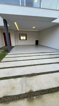 Imagem Casa Alto Padrão com 3 dormitórios sendo 1 suíte master e 2 vagas no América em Joinville/SC