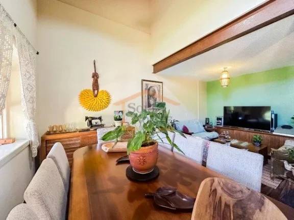 Imagem Casa com 330m² de área construída e terreno de 1.050m². Possui 4 dormitórios, sendo 2 suítes, ...